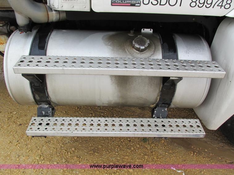 image for item I4240 2006 Freightliner Columbia 120 semi truck