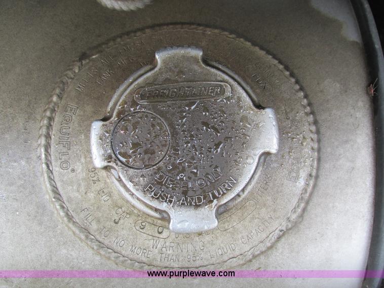 image for item I4240 2006 Freightliner Columbia 120 semi truck