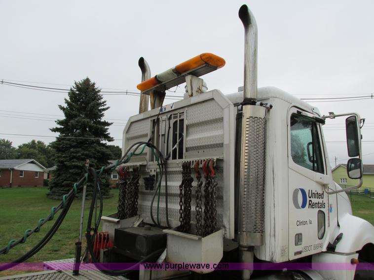 image for item I4240 2006 Freightliner Columbia 120 semi truck