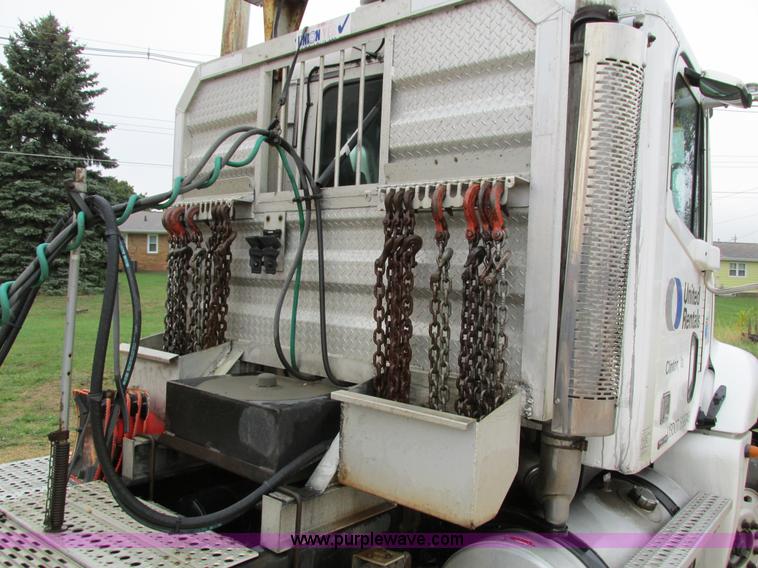 image for item I4240 2006 Freightliner Columbia 120 semi truck