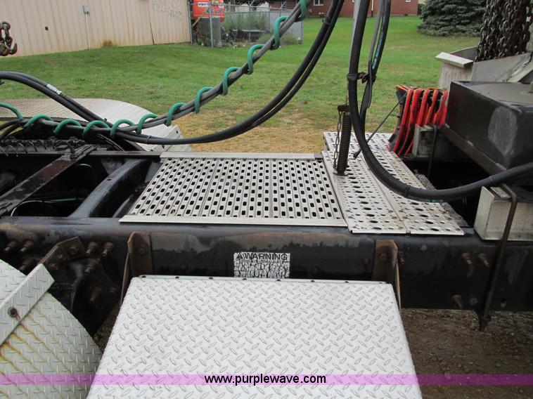 image for item I4240 2006 Freightliner Columbia 120 semi truck