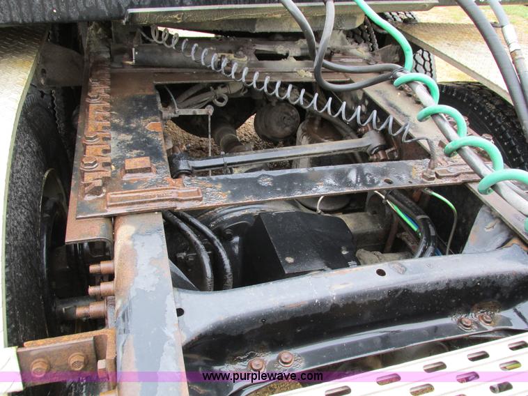 image for item I4240 2006 Freightliner Columbia 120 semi truck