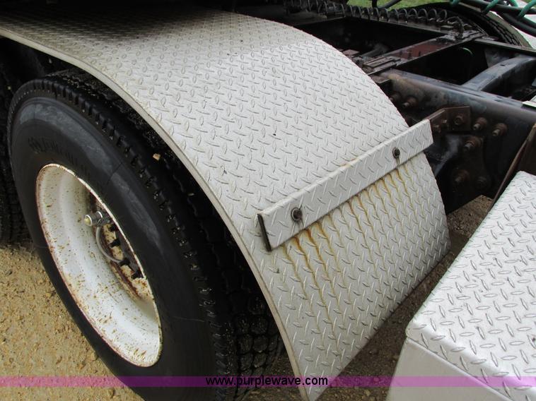 image for item I4240 2006 Freightliner Columbia 120 semi truck