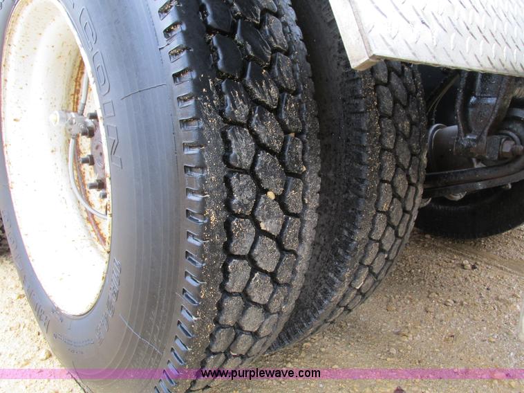 image for item I4240 2006 Freightliner Columbia 120 semi truck