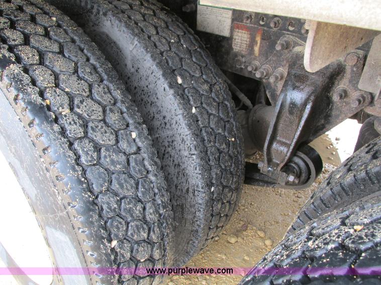 image for item I4240 2006 Freightliner Columbia 120 semi truck