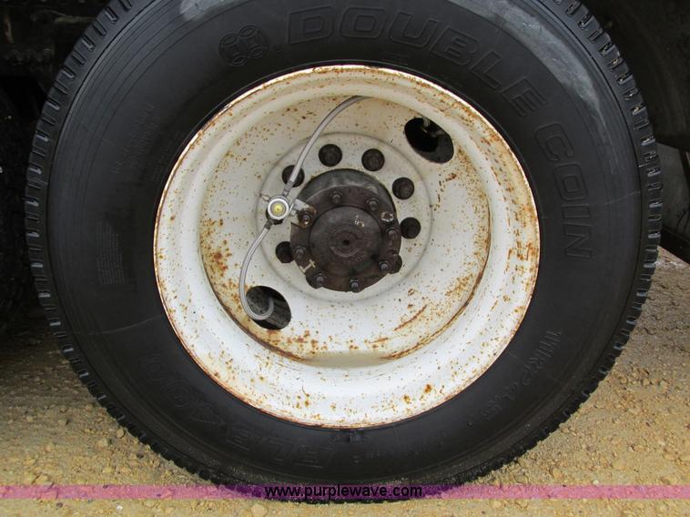 image for item I4240 2006 Freightliner Columbia 120 semi truck