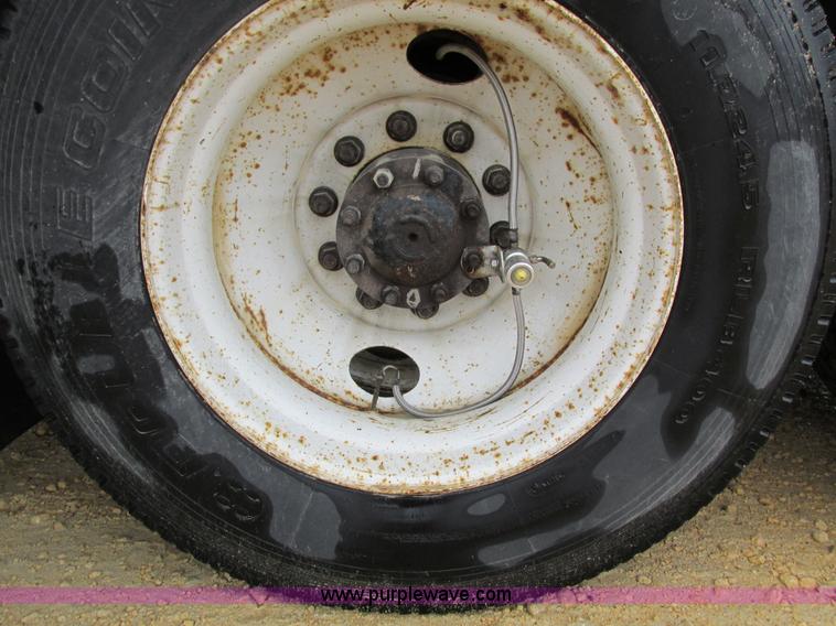 image for item I4240 2006 Freightliner Columbia 120 semi truck