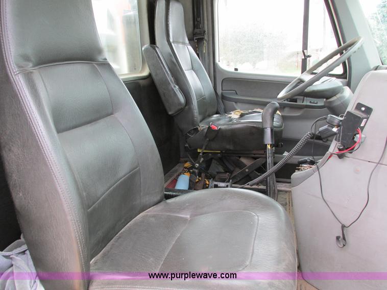 image for item I4240 2006 Freightliner Columbia 120 semi truck