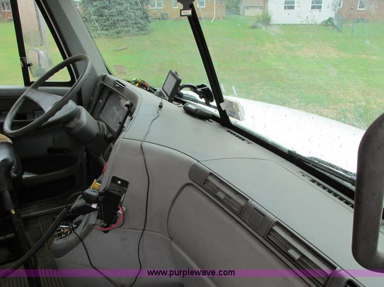 image for item I4240 2006 Freightliner Columbia 120 semi truck