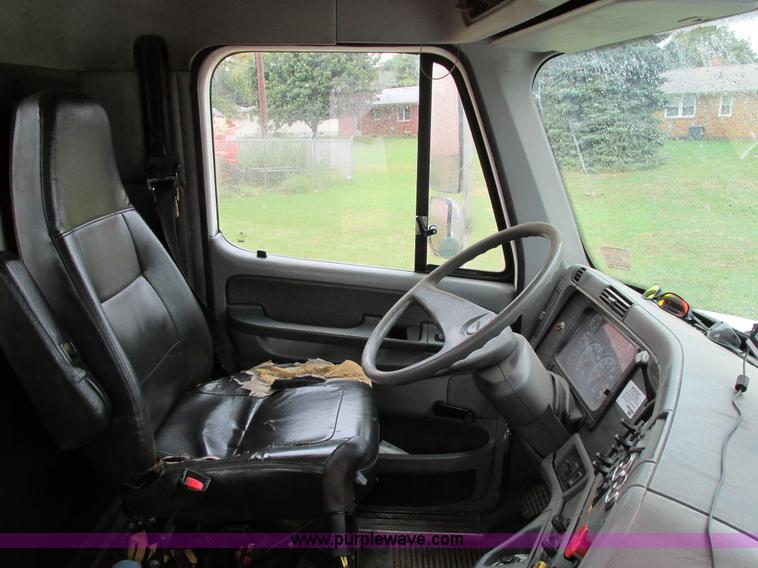 image for item I4240 2006 Freightliner Columbia 120 semi truck