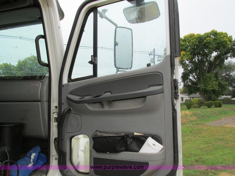 image for item I4240 2006 Freightliner Columbia 120 semi truck