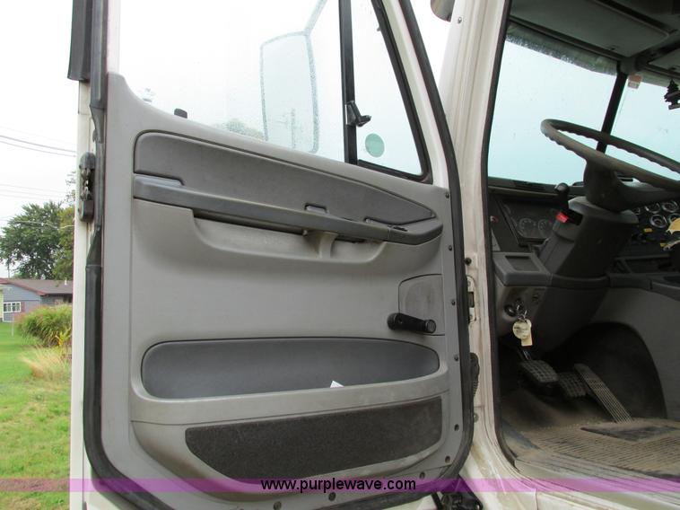 image for item I4240 2006 Freightliner Columbia 120 semi truck