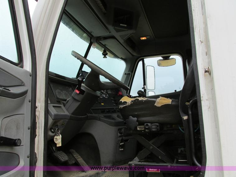 image for item I4240 2006 Freightliner Columbia 120 semi truck