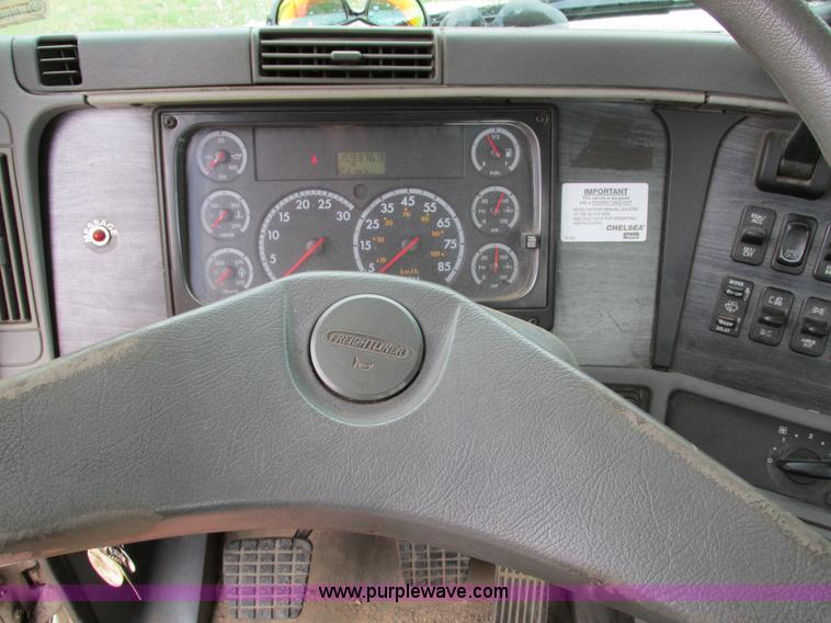 image for item I4240 2006 Freightliner Columbia 120 semi truck