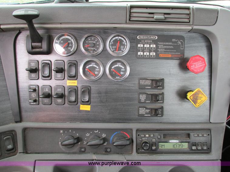 image for item I4240 2006 Freightliner Columbia 120 semi truck