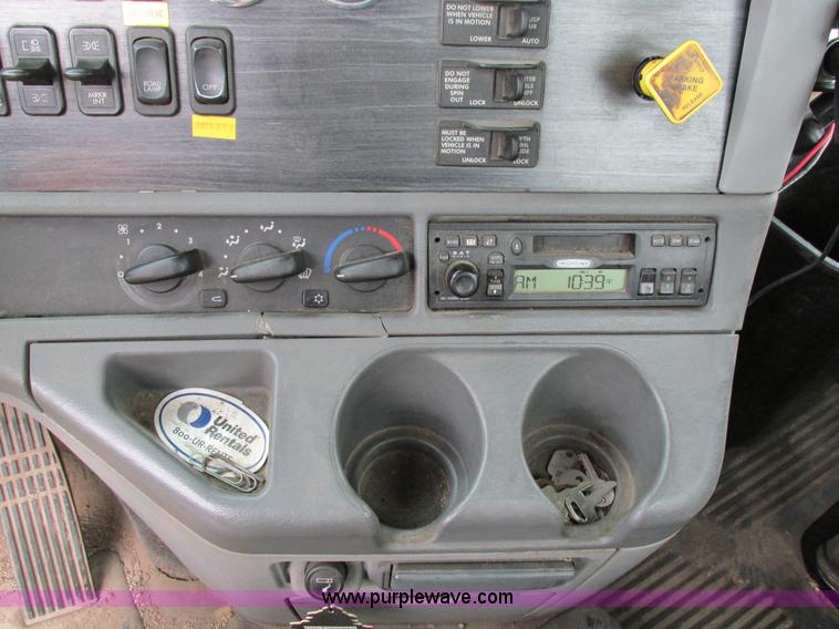 image for item I4240 2006 Freightliner Columbia 120 semi truck