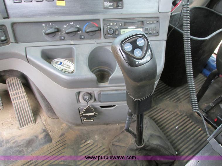 image for item I4240 2006 Freightliner Columbia 120 semi truck