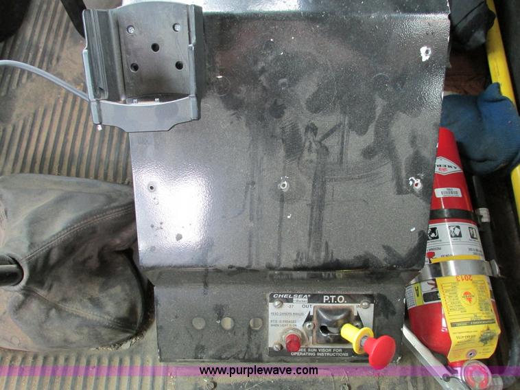 image for item I4240 2006 Freightliner Columbia 120 semi truck