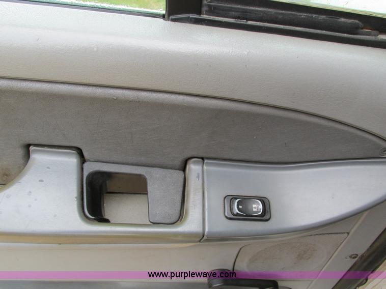 image for item I4240 2006 Freightliner Columbia 120 semi truck