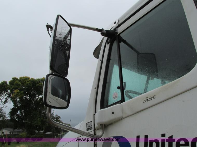 image for item I4240 2006 Freightliner Columbia 120 semi truck