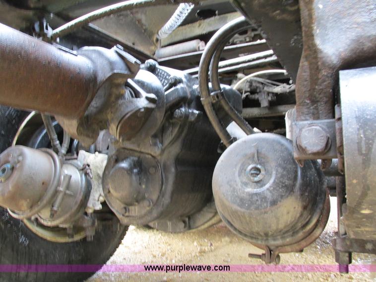 image for item I4240 2006 Freightliner Columbia 120 semi truck