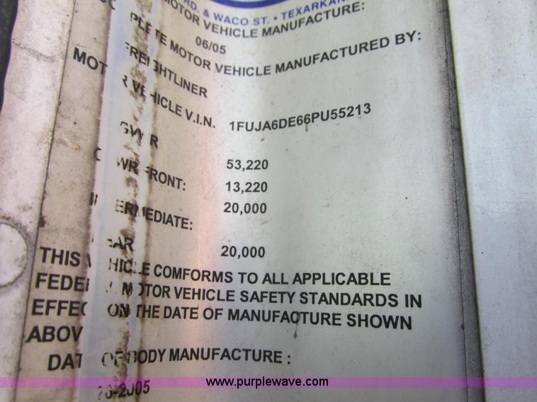 image for item I4240 2006 Freightliner Columbia 120 semi truck