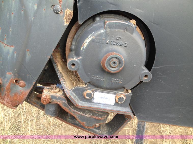 image for item A8643 1998 MacDon 960 36' draper head