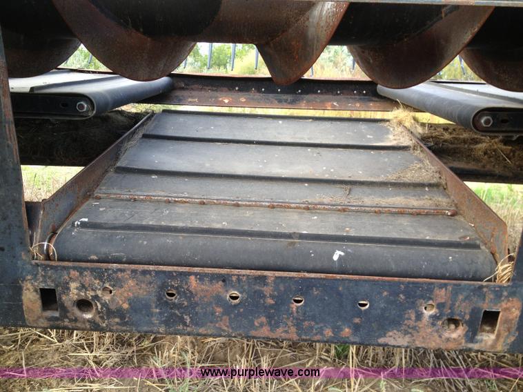 image for item A8643 1998 MacDon 960 36' draper head