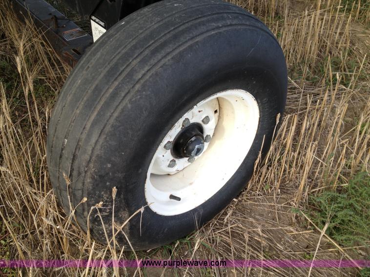 image for item A8643 1998 MacDon 960 36' draper head