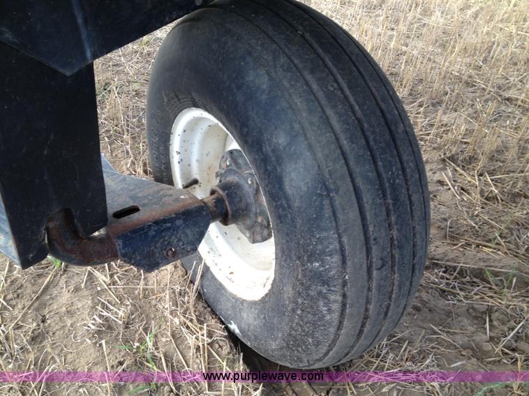 image for item A8643 1998 MacDon 960 36' draper head