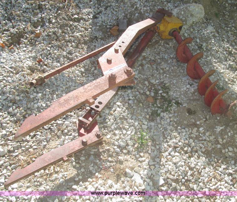 image for item AE9439 International Fast Hitch post hole auger