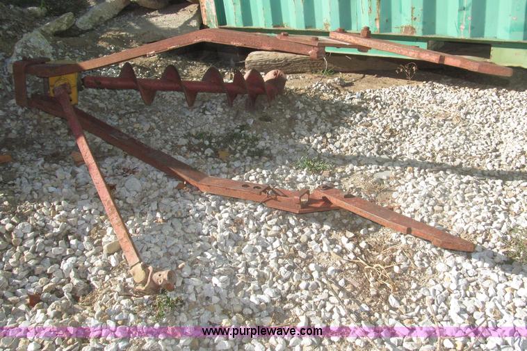 image for item AE9439 International Fast Hitch post hole auger