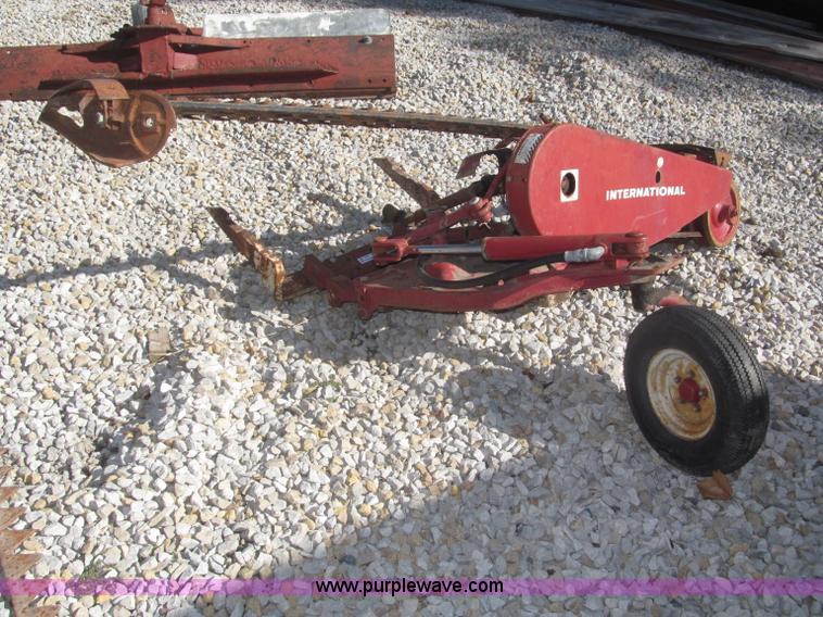 image for item AE9441 International Fast Hitch 7' sickle bar mower