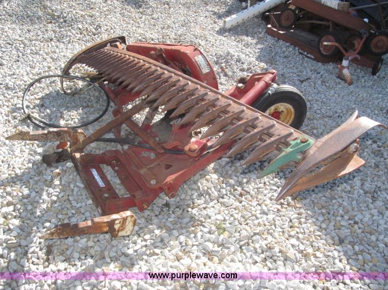 image for item AE9441 International Fast Hitch 7' sickle bar mower