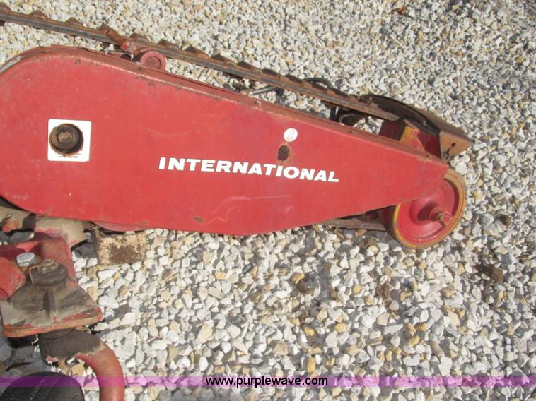 image for item AE9441 International Fast Hitch 7' sickle bar mower