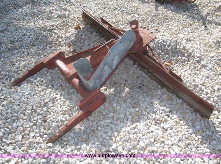 image for item AE9442 International Fast Hitch 7' reversible off-set blade