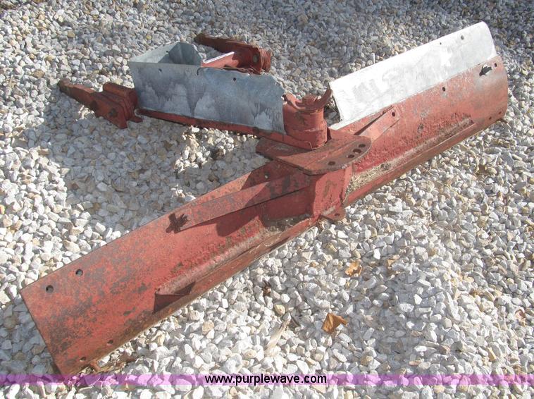 image for item AE9442 International Fast Hitch 7' reversible off-set blade