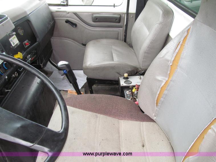 image for item E4574 1999 International 2674 triple axle dump truck