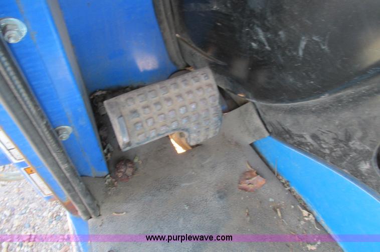 image for item E5198 2003 New Holland TC29 tractor