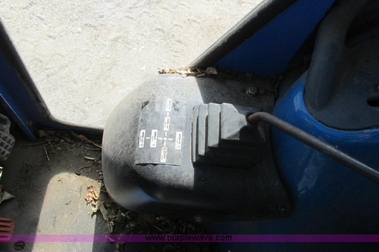 image for item E5198 2003 New Holland TC29 tractor