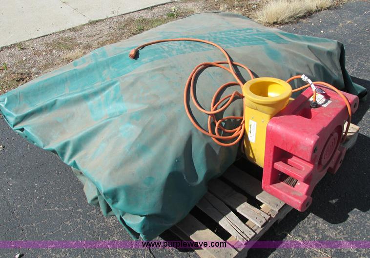 image for item E5199 Inflatable jump house