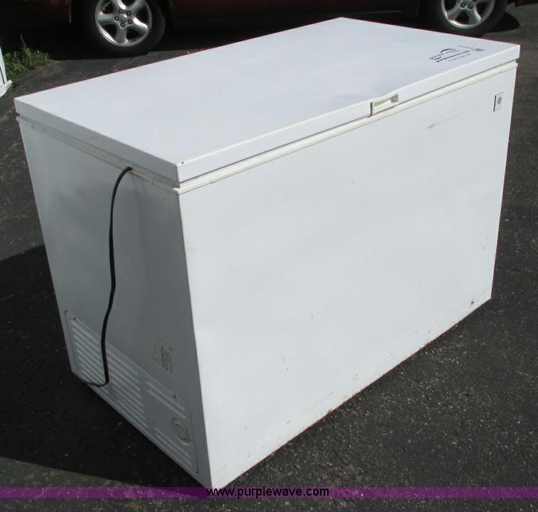 image for item E5214 Assorted items