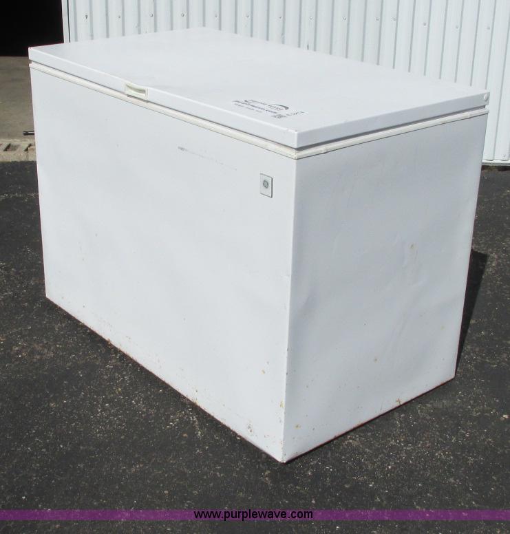 image for item E5214 Assorted items