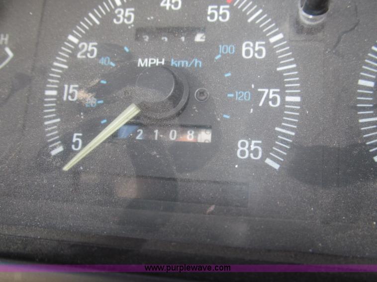 image for item F7139 1987 Ford F150 XLT Lariat pickup truck