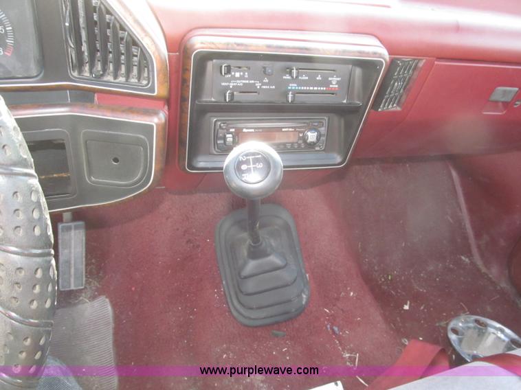 image for item F7139 1987 Ford F150 XLT Lariat pickup truck