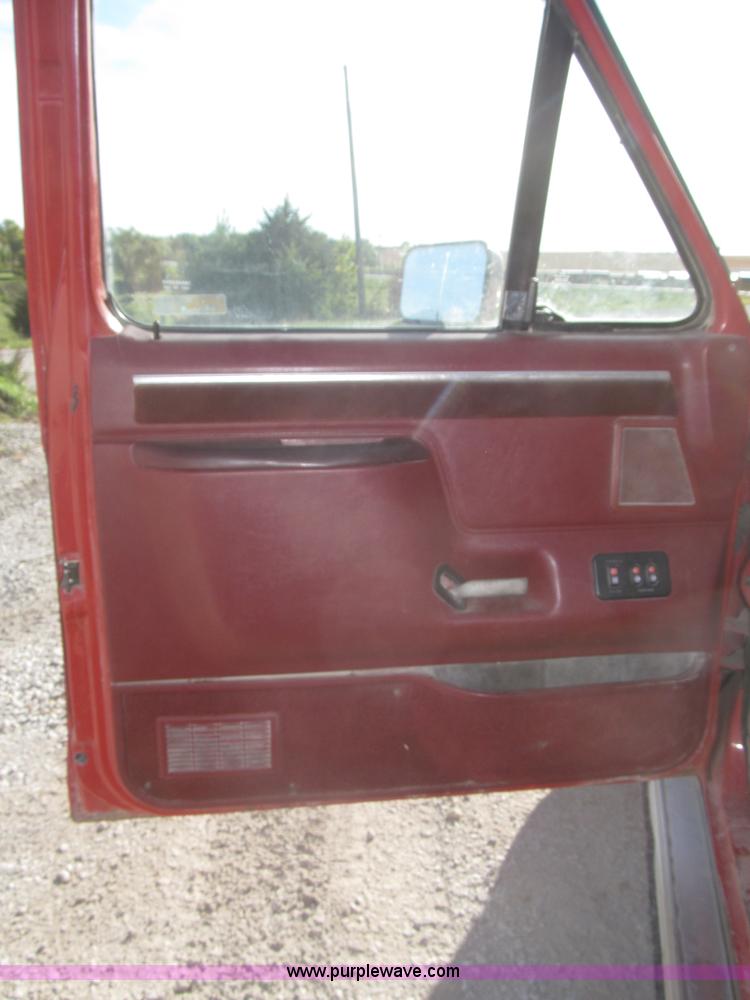 image for item F7139 1987 Ford F150 XLT Lariat pickup truck