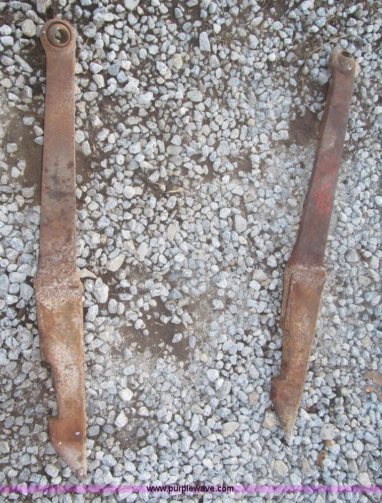 image for item F7140 1957 International 350 tractor