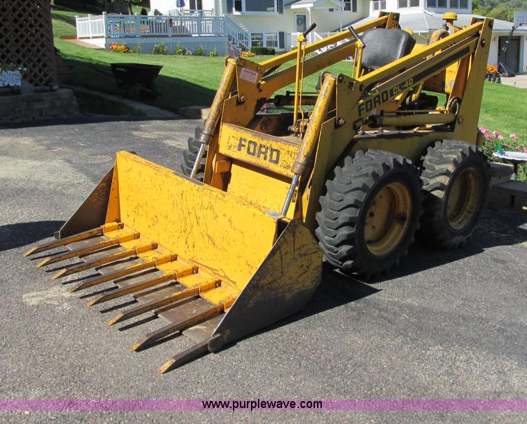 image for item G8948 1979 Ford CL40 skid steer