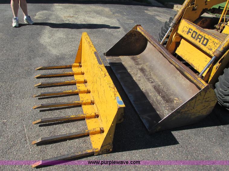 image for item G8948 1979 Ford CL40 skid steer