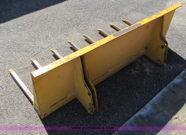 image for item G8948 1979 Ford CL40 skid steer